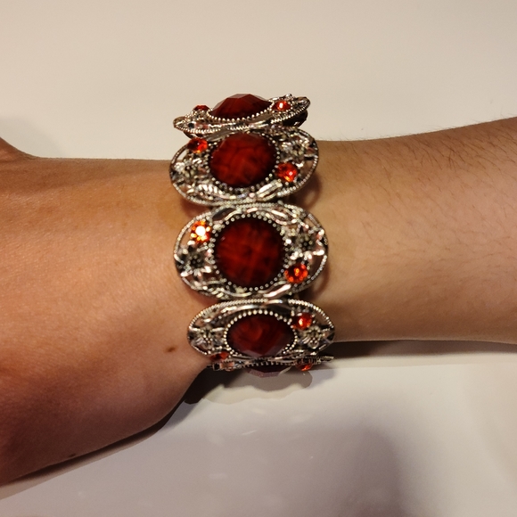 Jewellery - Boho Antique Silver Stretch Bangle red acrylic - Picture 6 of 6